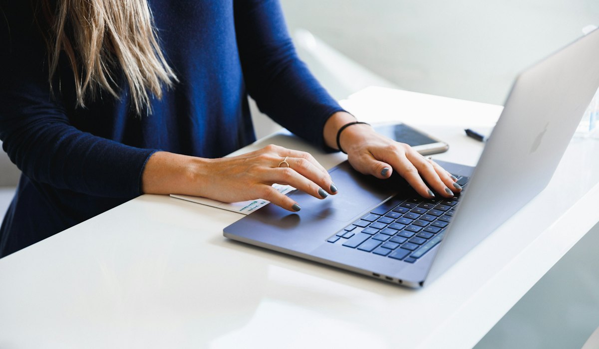 Vendedora trabalhando no notebook, com a loja on-line bloqueada